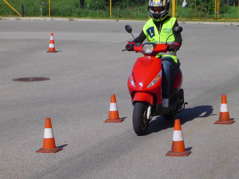 Scooter na poligonu